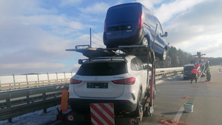Transporter verliert geladenes Auto auf der A45 bei Dillenburg