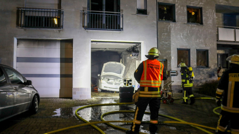 Bei einem Feuer in einer Garage in Ehrenberg sind ein Vater und seine Tochter schwer verletzt worden.