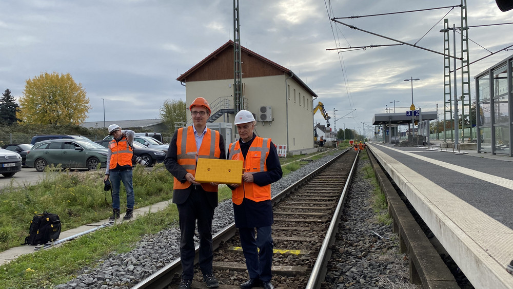 Sogenannte "Balisen" sorgen auf der sanierten Riedbahn für reibungslose Kommunikation zwischen Zug und Gleis. Infrastrukturvorstand der DB AG, Berthold Huber (rechts), und Siemens-Projektleiter Dr. Guido Rumpel (links) stellten die Zugsicherungstechnik in Gernsheim vor.
