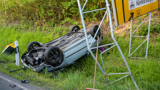 B27 bei Burghaun: Golf überschlägt sich - 19-Jähriger verletzt