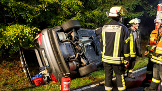 Hilders: Unfallwagen liegt im Graben - Fahrer ist verschwunden
