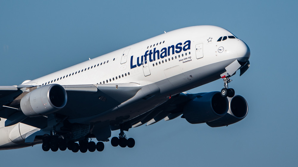 Die Lufthansa will einem Medienbericht zufolge trotz milliardenschwerer Staatshilfen in der Corona-Pandemie Boni an ihre Vorstände zahlen. Der Aufsichtsrat habe auf einer Sitzung Anfang Dezember beschlossen, dem Topmanagement Bonuszahlungen für die Jahre 2021 und 2022 zu gewähren, berichtete das «Handelsblatt» am Dienstag unter Berufung auf Konzernkreise. Im Aufsichtsrat habe es darüber Streit gegeben: Einige Vertreter der Arbeitnehmerseite hätten gegen das Vergütungssystem gestimmt, da sie die Zahlungen für einen Verstoß gegen das Verbot von Boni während der Rettung durch den Staat hielten. Zudem gab es dem Bericht zufolge Kritik an den Plänen, da die Lufthansa in der Krise Tausende Arbeitsplätze abgebaut und Kurzarbeit in großem Stil verordnete hatte.  Ein Lufthansa-Sprecher erklärte, interne Diskussionen im Aufsichtsrat kommentiere man nicht. «Die aktuell öffentlich in der Diskussion stehende Vergütung für den Vorstand wird abhängig von verschiedenen Faktoren frühestens ab dem Jahr 2025 zur Auszahlung kommen.» Es gehe um einen Langfristbonus. Der Aufsichtsrat beachte bei allen Entscheidungen zur Managementvergütung geltendes Recht.  Der Zusammenbruch des Flugverkehrs in der Pandemie hatte Lufthansa 2020 und 2021 tief in die roten Zahlen gestürzt. Im Sommer 2020 bewahrte der Staat die Airline vor dem wirtschaftlichen Aus. Der Wirtschaftsstabilisierungsfonds des Bundes stützte die Lufthansa mit sechs Milliarden Euro, er stieg im diesem Zuge mit 20 Prozent direkt beim Konzern ein. Die staatliche Förderbank Kfw steuerte zudem einen Kredit über eine Milliarde Euro bei. Inzwischen hat die Lufthansa die Hilfen komplett zurückgezahlt, der Bund hat seine Beteiligung mit mehr als 700 Millionen Euro Gewinn verkauft.
