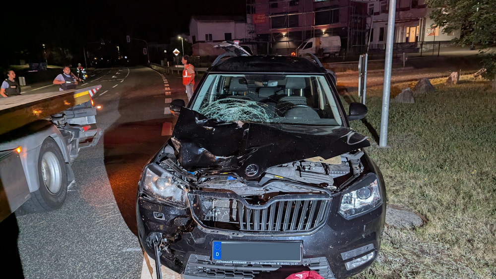 Töderlicher Überhol-Unfall in Gladenbach: Ein Autofahrer hat dort einen Fußgänger erfasst.