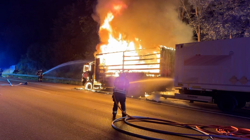 Die Flammen schlagen auf der A5 aus dem LKW mit Gefahrgutladung.