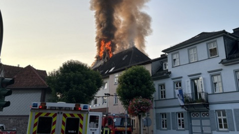 Flammen schlagen aus dem Gebäude in der Ermschwerder Straße in Witzenhausen.
