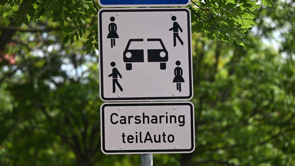 Carsharing Schild markiert den Standort der Autoflotte zum Teilen.