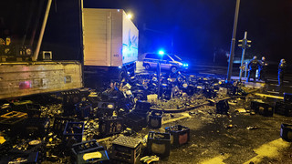 Getränkelaster in Fulda umgestürzt: Auffahrt auf B27 gesperrt