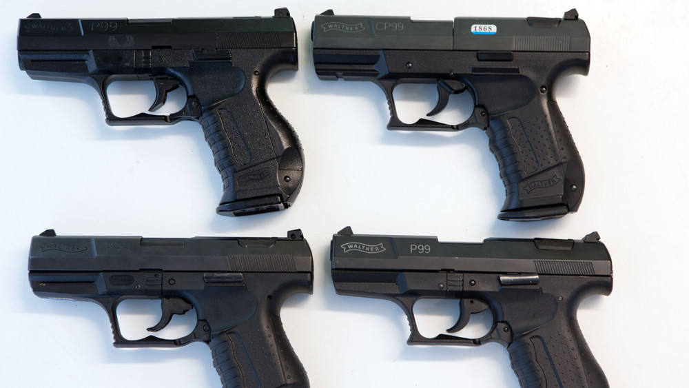 Oben links eine Softair-Waffe, oben rechts eine Schreckschusswaffe, unten rechts eine scharfe Waffe. Sie sehen sich zum Verwechseln ähnlich.