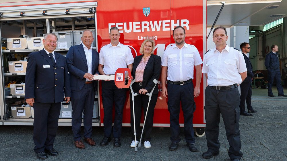 Bundesinnenministerin Nancy Faeser und Hessens Innenminister Roman Poseck übergeben einen neuen Geräte-Container für den Einsatz bei Starkwind- und Sturmereignissen an die Feuerwehr Limburg.