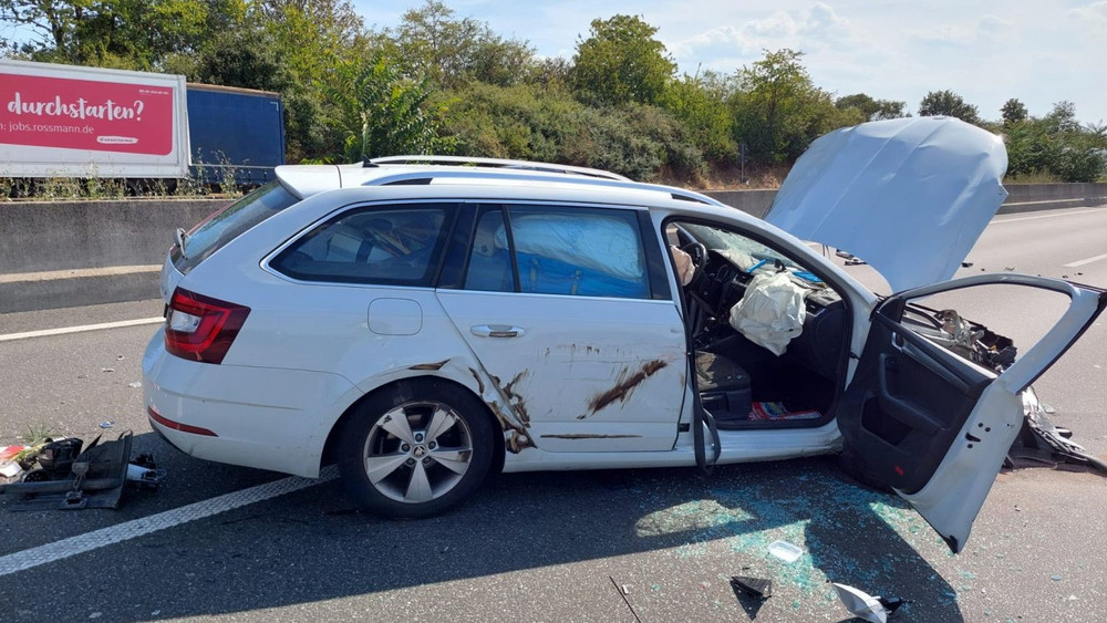 Kontrolle über das Auto verloren: Verkehrsunfall auf der A7 mit anschließender Vollsperrung.