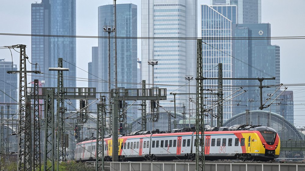 Ein Zug vor dem Frankfurter Hauptbahnhof.