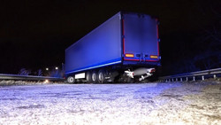 Glätte-Unfall auf A1: Lastwagen blockiert Fahrbahn Richtung Bremen