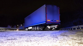 Glätte-Unfall auf A1: Lastwagen blockiert Fahrbahn Richtung Bremen