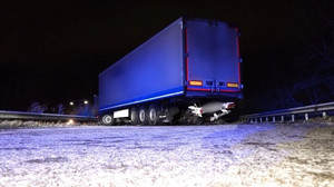Glätte-Unfall auf A1: Lastwagen blockiert Fahrbahn Richtung Bremen