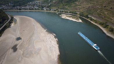 Niedrigwasser am Rhein verteuert Spritpreise regional