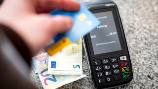Bargeldlos unterwegs: Kartenzahlung dominiert weltweit