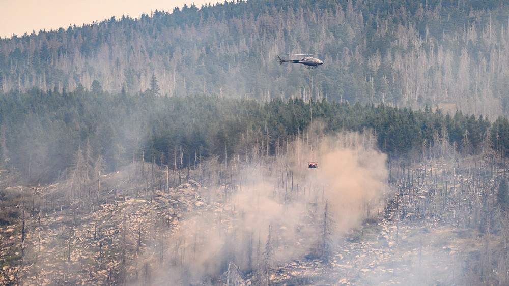 Löschflugzeuge versuchen, den Waldbrand auf dem Brocken im Harz zu löschen. 