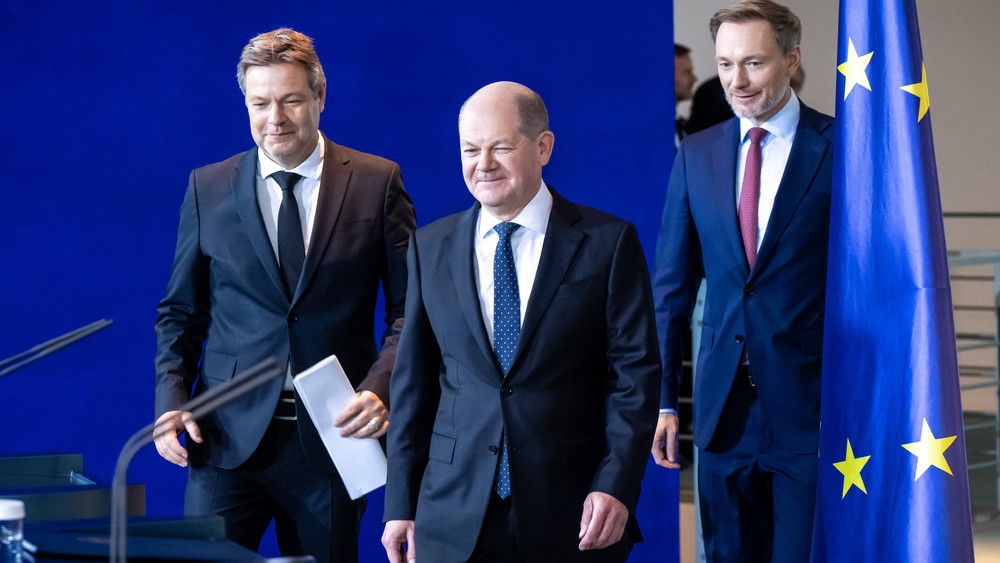 Finanzminister Lindner (r, FDP), Bundeskanzler Scholz (M, SPD) und Wirtschaftsminister Habeck (l, Bündnis 90/Die Grünen) haben vier Wochen nach dem Urteil des Bundesverfassungsgerichts zum Haushalt eine Einigung erzielt.