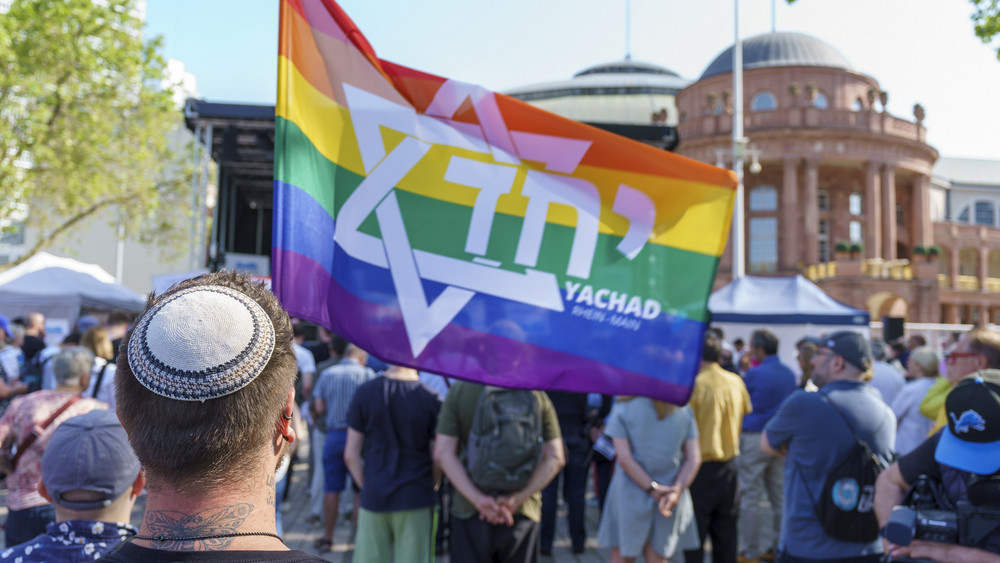 Ein Mann mit Kippa und einer israelischen Flagge in Regenbogenfarben nimmt an der Demonstration unter dem Motto „Frankfurt vereint gegen Antisemitismus“ der Jüdischen Gemeinde und eines breiten zivilgesellschaftlichen Bündnisses gegen das gleichzeitig stattfindende Konzert des Musikers Roger Waters in der Frankfurter Festhalle teil.