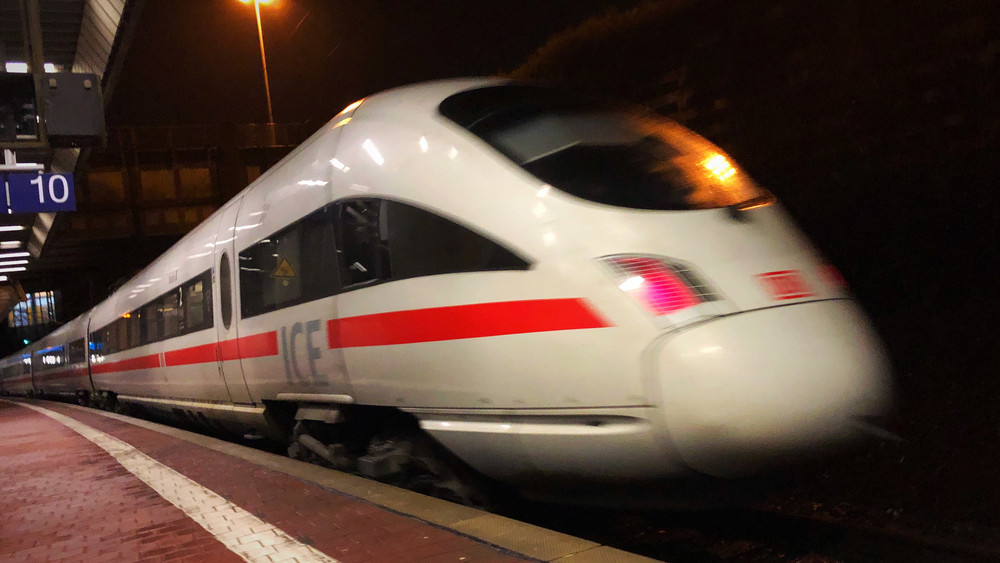 Bei Kassel ist am Mittwoch ein ICE in zwei Betonplatten gefahren. Diese hatte ein Unbekannter zuvor auf die Strecke zwischen Göttingen und Kassel gelegt.