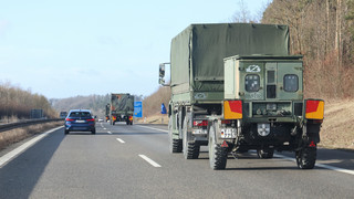 Dutzende Bundeswehr-Fahrzeuge fahren von Fritzlar Richtung Norden