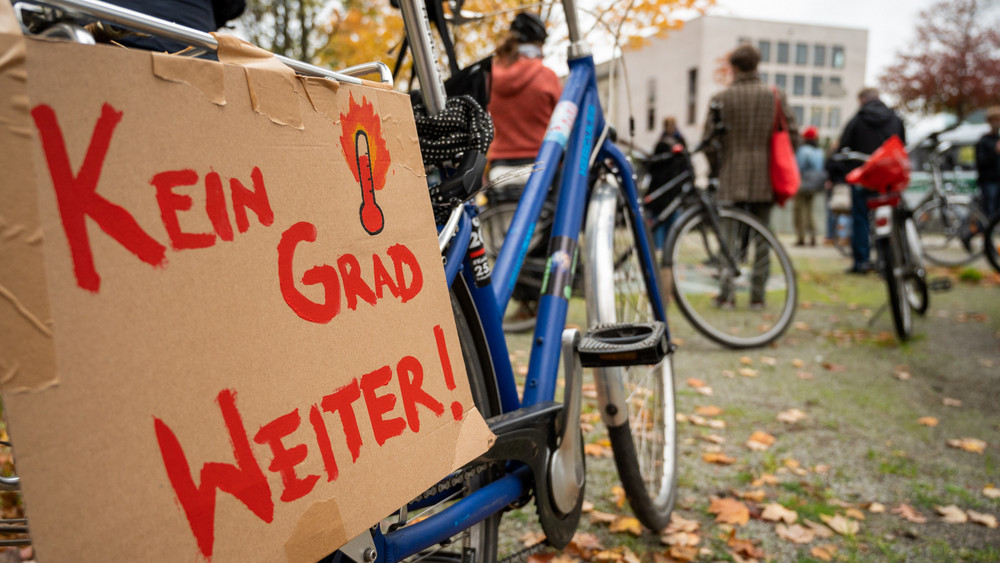 Eine Fahrrad-Demo in Gießen. Am Freitag soll es nun eine lange Fahrradkette in Marburg geben (Archivbild).