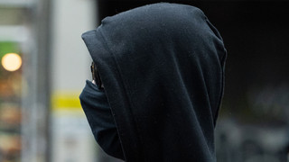 Maskierter löst Großalarm in Bank in Wiesbaden aus - Schutz vor Pollen