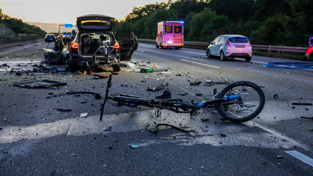 Trümmer auf der A3-Fahrbahn nach dem tödlichen Unfall