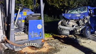 Unfall in Oestrich-Winkel: VW-Bus knallt auf LKW - 2 Verletzte