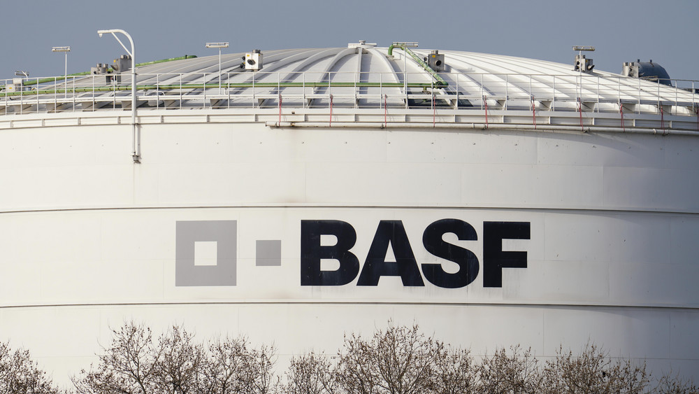 Der Schriftzug „BASF“ ist an einer Anlage auf dem Gelände des Chemiekonzerns BASF zu sehen.