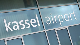 Protest am Kassel Airport: Klimaschützer beschmieren Fassade