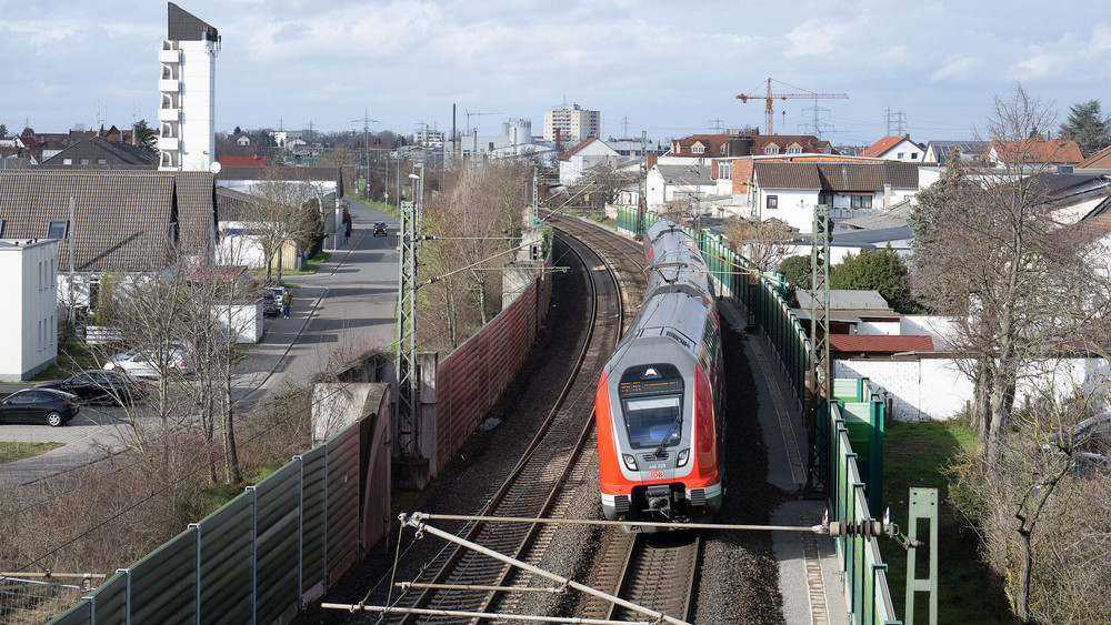 Ein Regional-Express fährt auf der Riedbahn genannten Bahnstrecke Mannheim-Frankfurt am Bahnhof Lampertheim. Im Sommer 2024 startet die Generalsanierung der Strecke zwischen Frankfurt/Main und Mannheim
