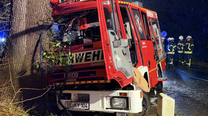 Feuerwehr crasht gegen Baum: 9 Verletzte