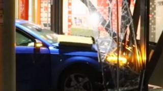 Gas und Bremse verwechselt? Senior fährt in Bankfiliale