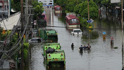 Bangkoks Straßen werden zu Kanälen: tagelanger Starkregen setzt Stadt unter Wasser