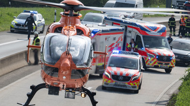 Baustellen-Arbeiter auf A661 durch Autoreifen verletzt