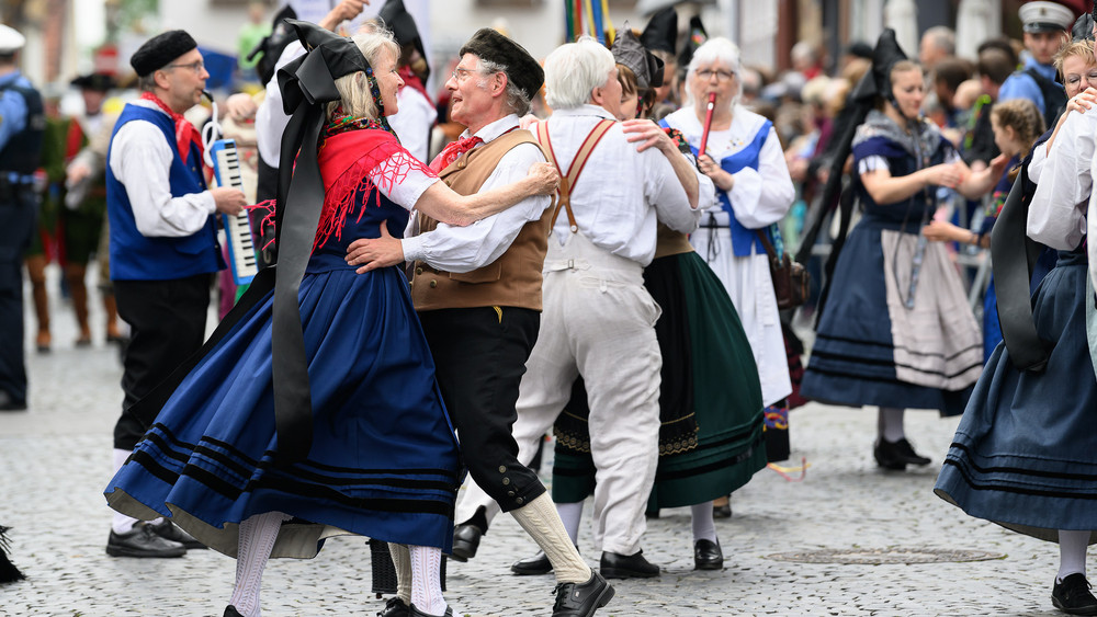 Teilnehmer der Volkstanzgruppe Besse tanzen beim Festumzug vom 61. Hessentag.