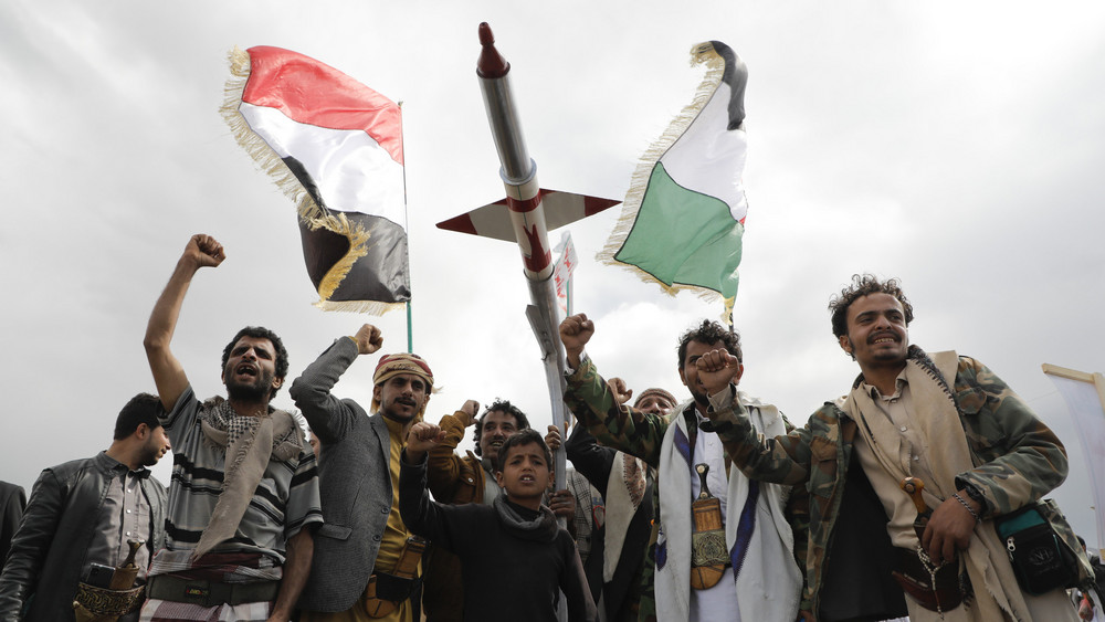 Anhänger der Huthi nehmen an einem Protest gegen die von den USA geführten Luftangriffe auf den Jemen und die israelische Offensive im Gazastreifen teil. 