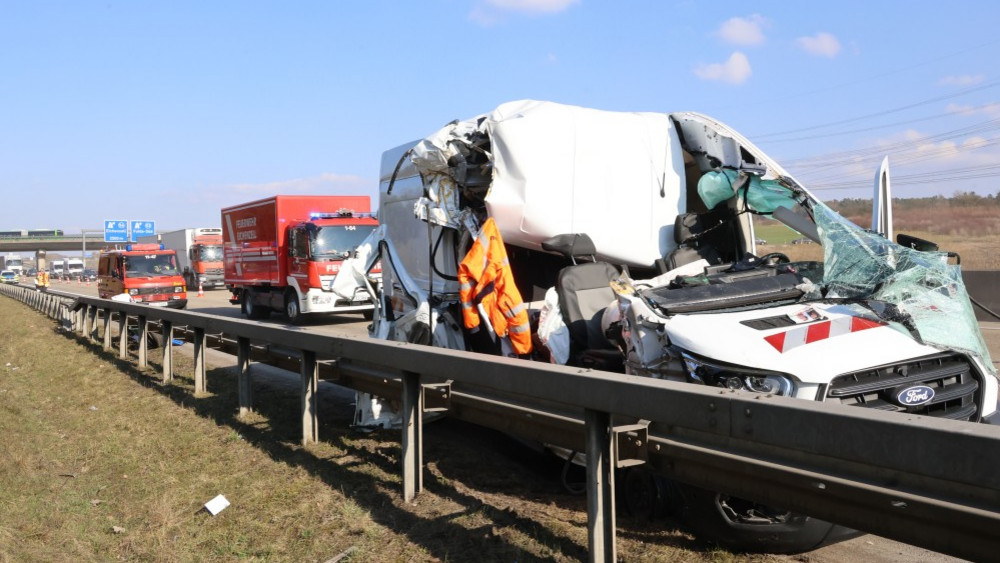 Auf der A66 bei Neuhof ist ein Transporter-Fahrer in einen LKW gekracht. 