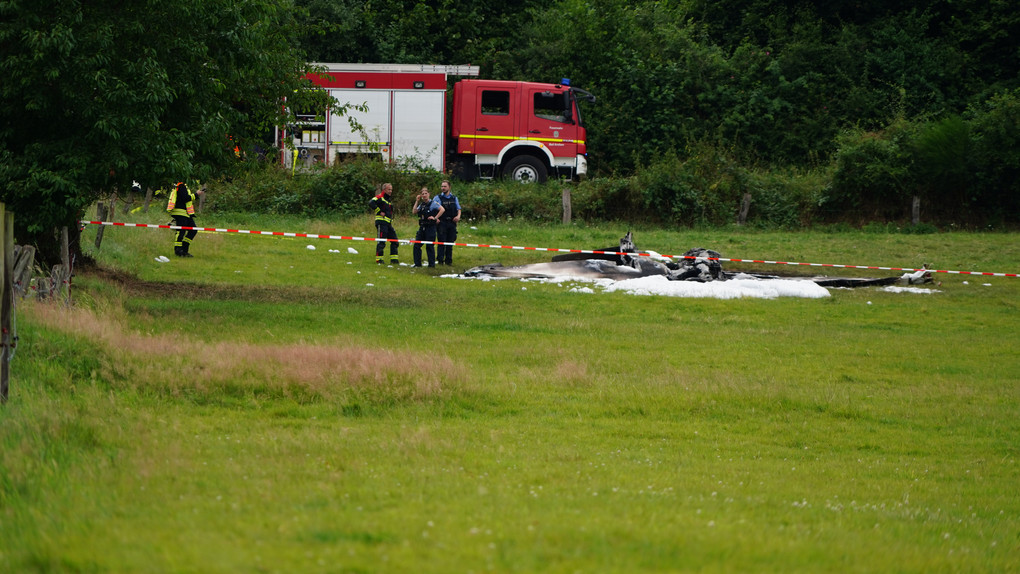 Kleinflugzeug stürzt bei Mengeringhausen ab - ein Toter