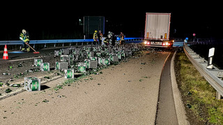 Bierkästen und Scherben bei Fulda-Mitte: Bierlaster verliert Ladung