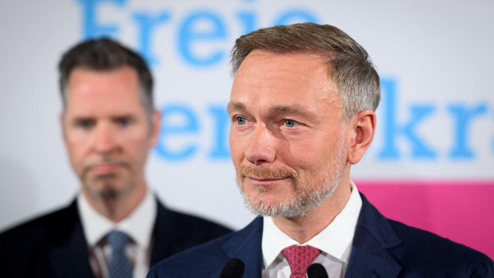 FDP-Chef Christian Lindner äußert sich nach den ersten Hochrechnungen in der FDP-Parteizentrale.