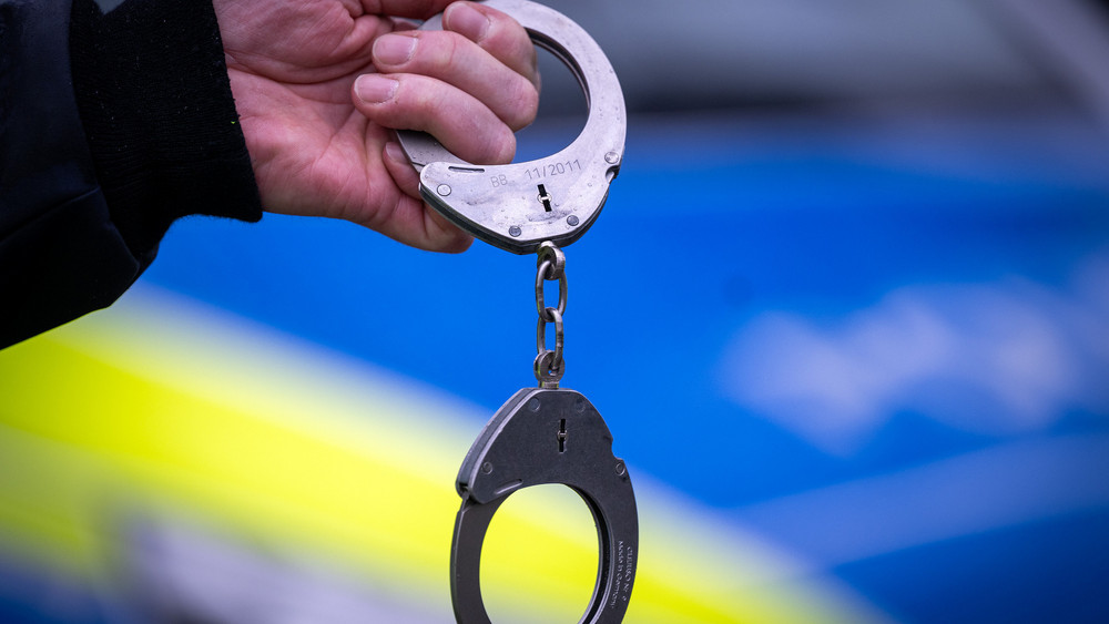 In Bad Homburg hat ein Mann seine eigene Wohnung wohl angezündet. Die Polizei hat den 44-Jährigen jetzt festgenommen.