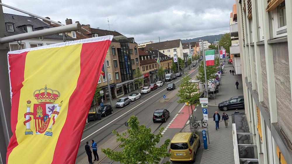 Flaggen von 32 verschiedenen Ländern hängen zur Frauen-Fußball-WM diesen Sommer entlang der Friedrich-Ebert-Straße in Kassel.