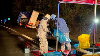 Vollsperrung der A45 bei Wetzlar: Gefahrgut-LKW landet im Graben