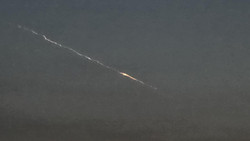 Was war das? Gleißendes Licht explodiert am Himmel