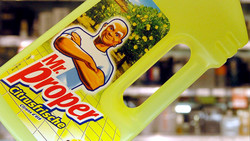 Meister Proper entführt! 1,9 Meter großer Aufsteller geklaut