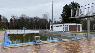 Bau einer Traglufthalle: Nieder-Eschbacher Freibad wird wintertauglich