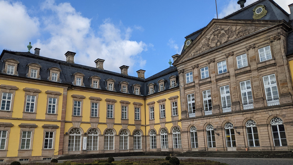 Vor dem Schloss in Bad Arolsen stellen regionale Direktvermarkter und Kunsthandwerker am 5. Mai ihre Produkte vor.