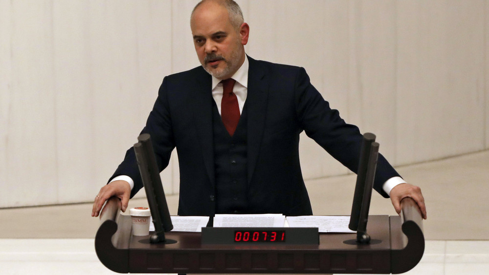 Akif Cagatay Kilic, Vorsitzender des Ausschusses für auswärtige Angelegenheiten des türkischen Parlaments, spricht zu den türkischen Abgeordneten, bevor diese am späten Donnerstag für den Beitritt Finnlands zur NATO stimmen.